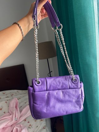 Bolso morado con cadena