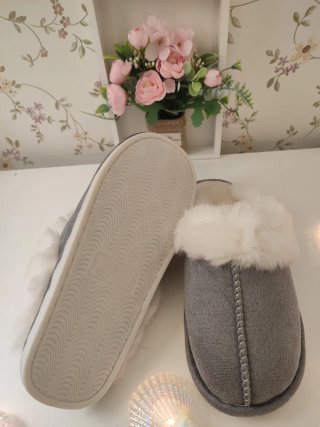 Zapatillas de casa grises con forro blanco