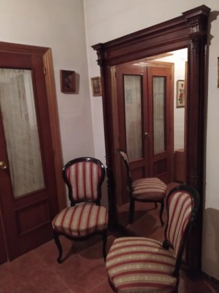 Conjunto de espejo y 2 sillas antiguas