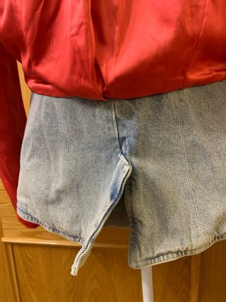 Chaqueta vaquera con forro rojo y botones dorados