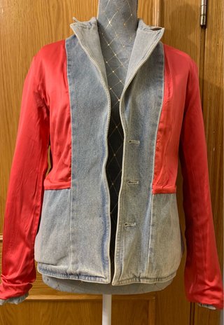 Chaqueta vaquera con forro rojo y botones dorados