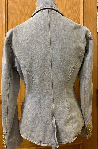Chaqueta vaquera con forro rojo y botones dorados