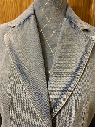 Chaqueta vaquera con forro rojo y botones dorados