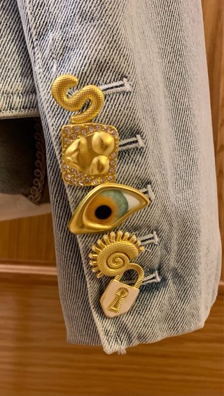 Chaqueta vaquera con forro rojo y botones dorados