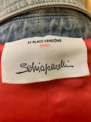 Chaqueta vaquera con forro rojo y botones dorados