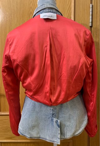 Chaqueta vaquera con forro rojo y botones dorados