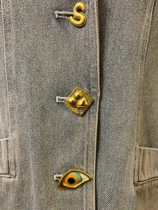 Chaqueta vaquera con forro rojo y botones dorados