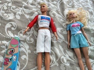 Barbie y Ken con ropa y tabla surf