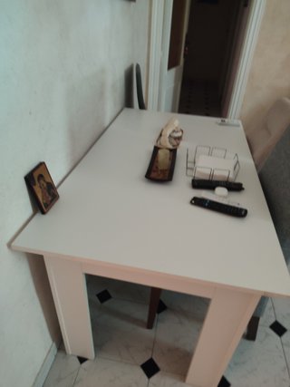 Mesa blanca con 4 sillas comedor