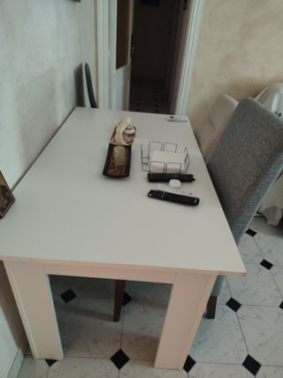 Mesa blanca con 4 sillas comedor