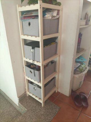 Estantería de madera con cajones de tela