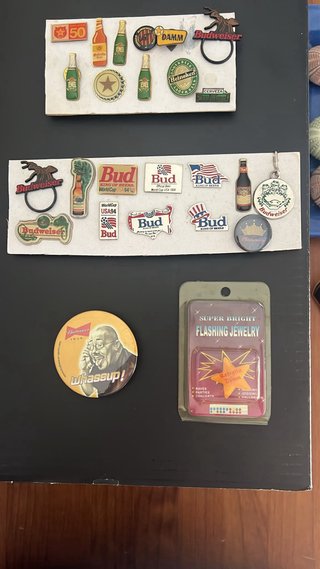 Llaveros, abridores, encendedore y pins de cerveza