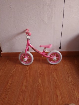 Bici de equilibrio rosa para niños