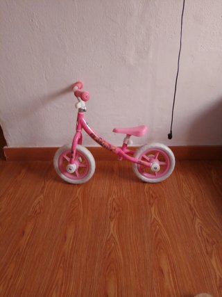 Bici de equilibrio rosa para niños
