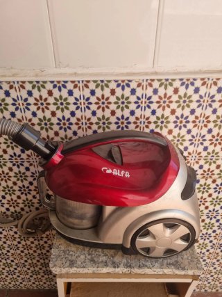 Aspiradora Alfa 2000W Roja y Plateada