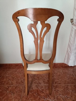 Sillas de madera tallada con asiento tapizado