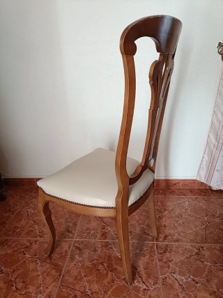 Sillas de madera tallada con asiento tapizado