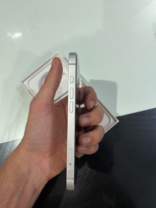 iPhone 16e en blanco.