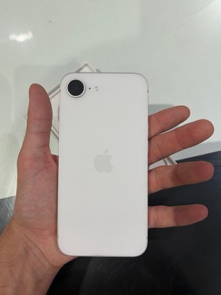 iPhone 16e en blanco.