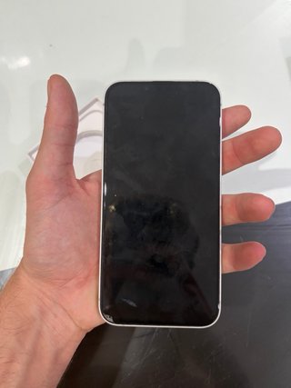 iPhone 16e en blanco.
