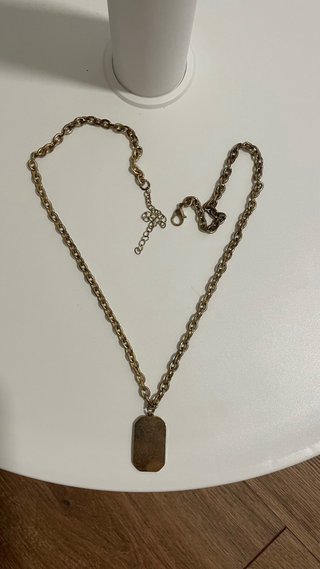 Collar cadena dorada con placa militar