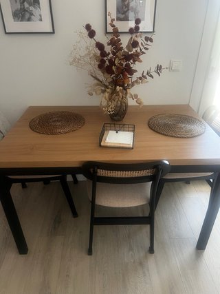 Mesa comedor madera combinada con negro de CJR