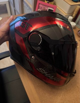 Casco de moto Shark rojo y negro