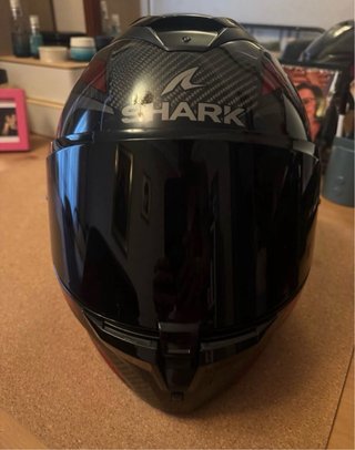 Casco de moto Shark rojo y negro