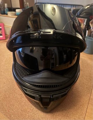 Casco de moto Shark rojo y negro