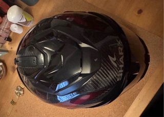 Casco de moto Shark rojo y negro