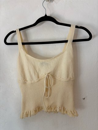 Top de punto beige con cordón