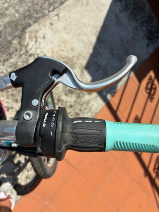 Bicicleta infantil con marchas y casco