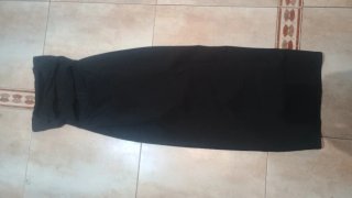 Vestido largo negro sin tirantes con abertura