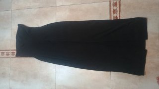 Vestido largo negro sin tirantes con abertura