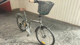 Bicicleta plegable marrón con cesta