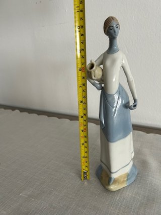 Figura porcelana mujer con cántaro