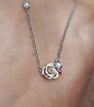 Collar Bella y Bestia Plata. Rosa, perla y gema.