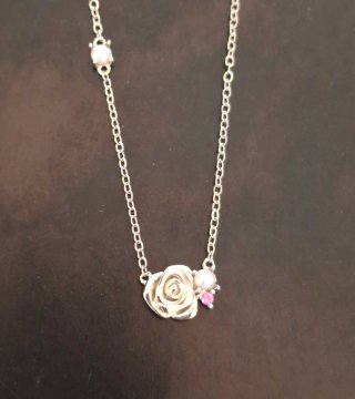Collar Bella y Bestia Plata. Rosa, perla y gema.