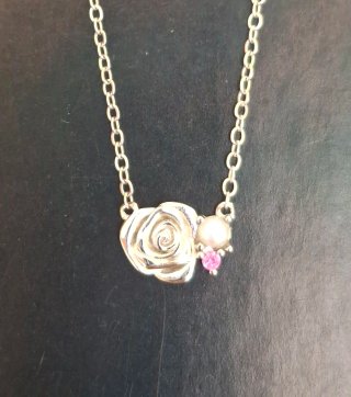 Collar Bella y Bestia Plata. Rosa, perla y gema.