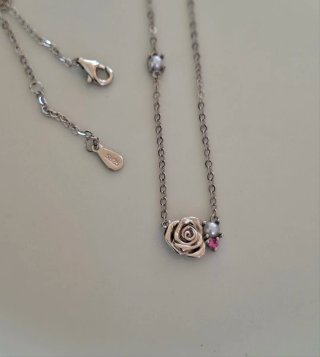 Collar Bella y Bestia Plata. Rosa, perla y gema.