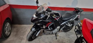 Suzuki GSXF 650 Negra y Plateada