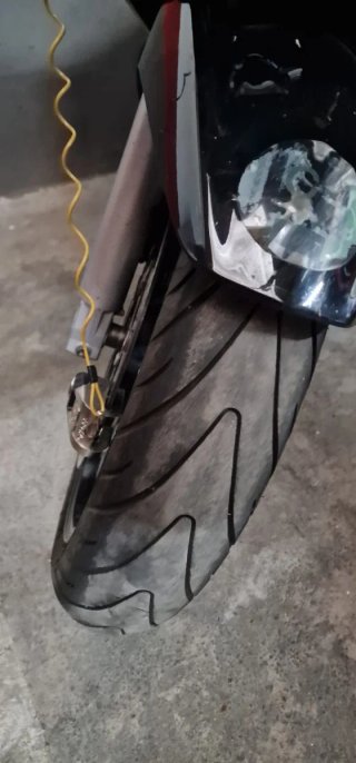 Suzuki GSXF 650 Negra y Plateada