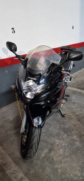 Suzuki GSXF 650 Negra y Plateada