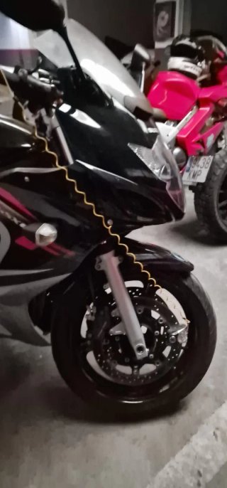 Suzuki GSXF 650 Negra y Plateada
