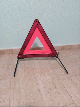 Triángulo de emergencia coche