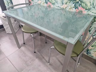 Mesa de cocina y 2 sillas
