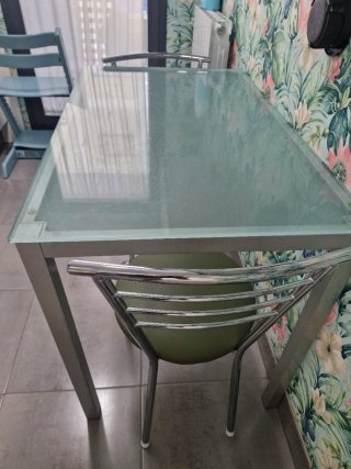 Mesa de cocina y 2 sillas