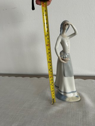 Figura porcelana mujer con cesta