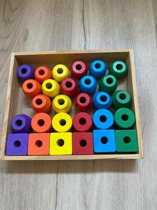 Piezas de madera de colores