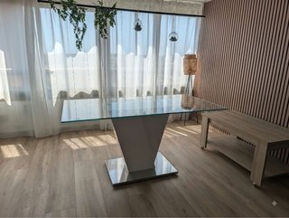 Mesa de comedor cristal y base blanca